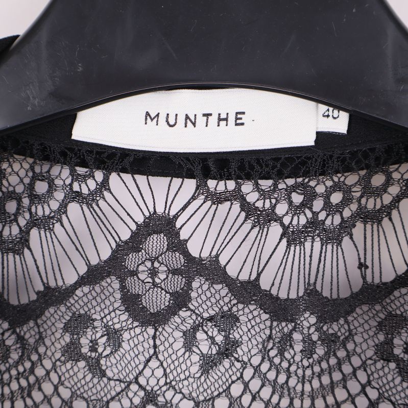 Närbild på etikett med MUNTHE logotyp och storlek