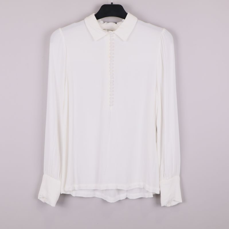 Framsida av vit blus med knappar och krage