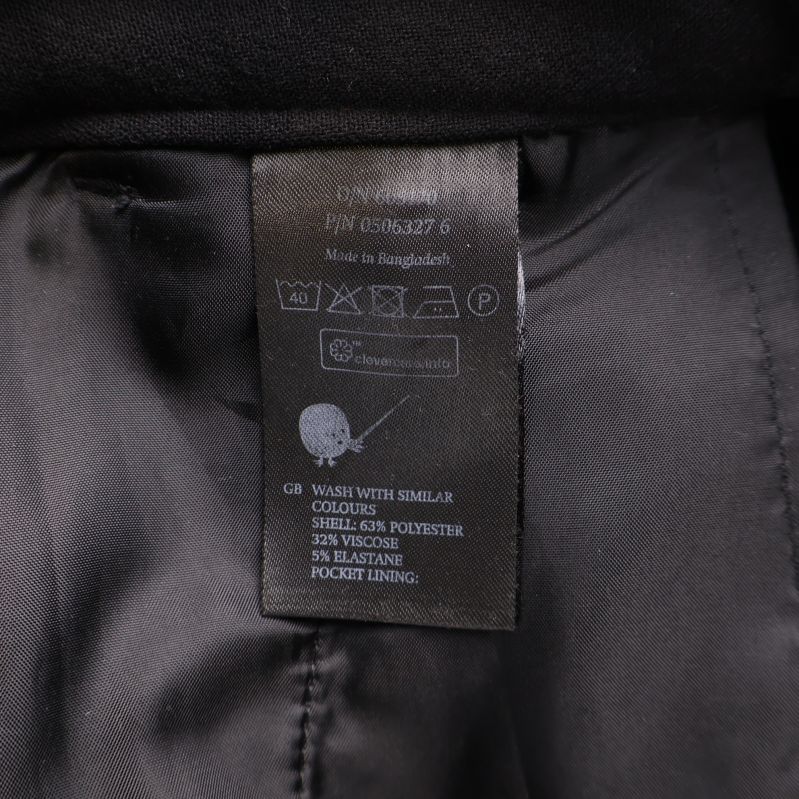 Materiallapp med information om materialblandning i byxorna