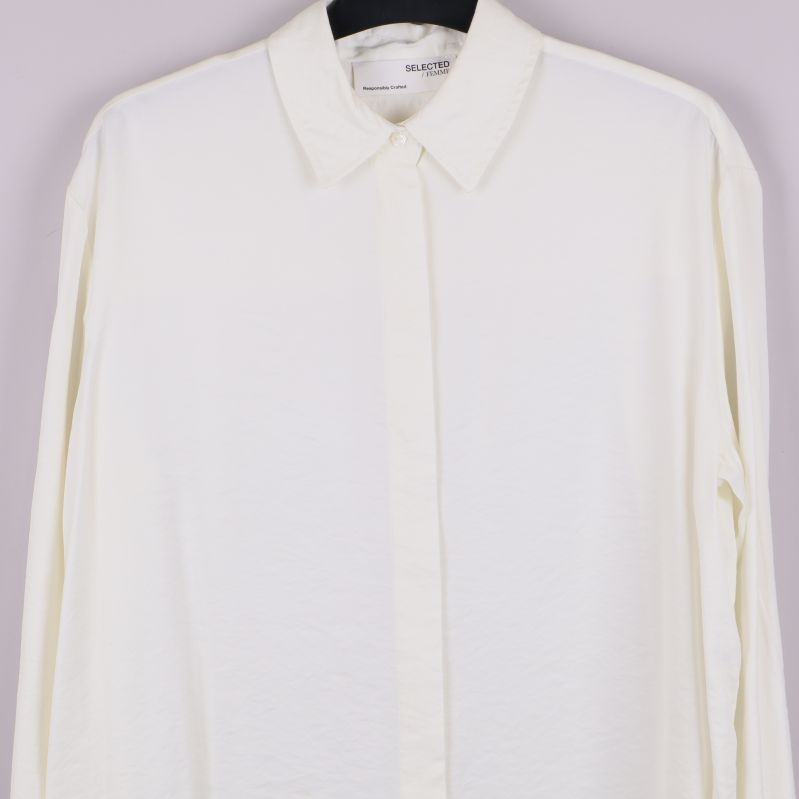 Främre övre del av vit oversized skjorta