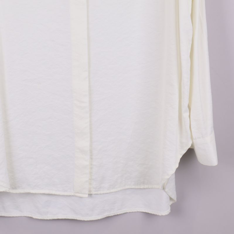 Närbild nedre del på vit skjorta