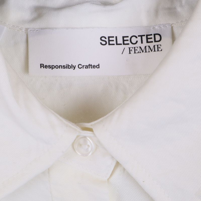 Närbild på krage och etikett Selected Femme