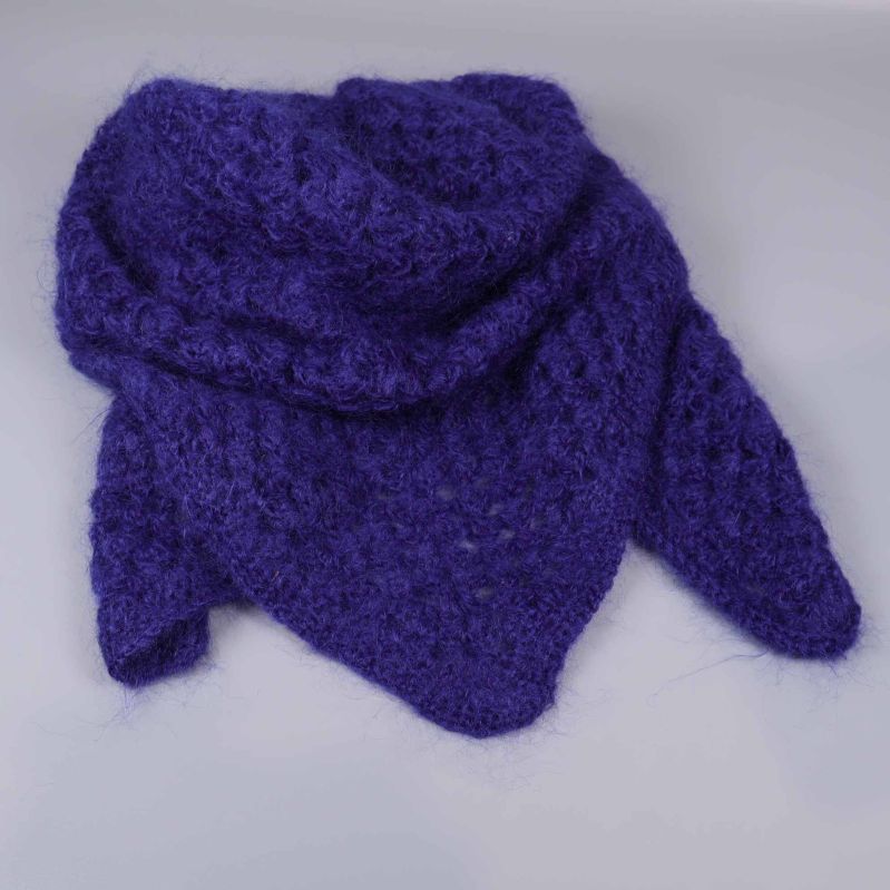 Stickad sjal vikt och formad till halsduk