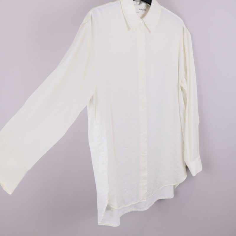 Vit skjorta visad från sidan med lång ärm