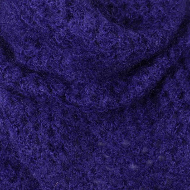 Närbild på fluffig lila stickning i sjalen