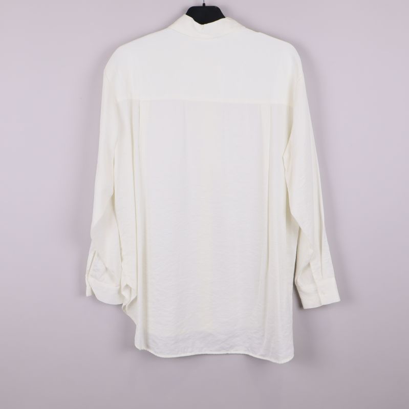 Vit oversized skjorta bakifrån 