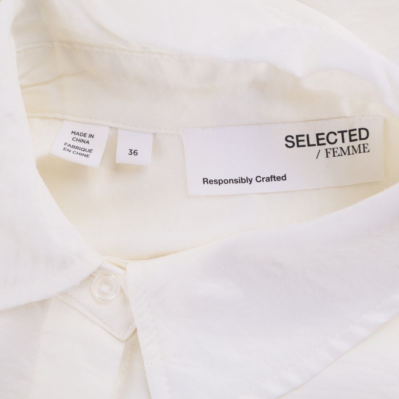 Etiketter Selected Femme och storlek 36 i kragen