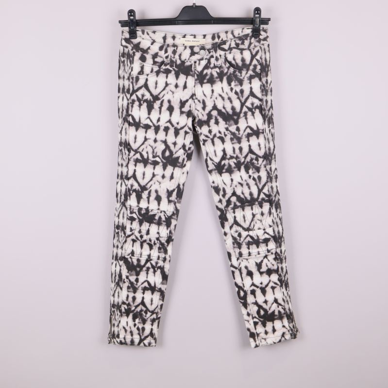 Framsidan av batikmönstrade byxor 