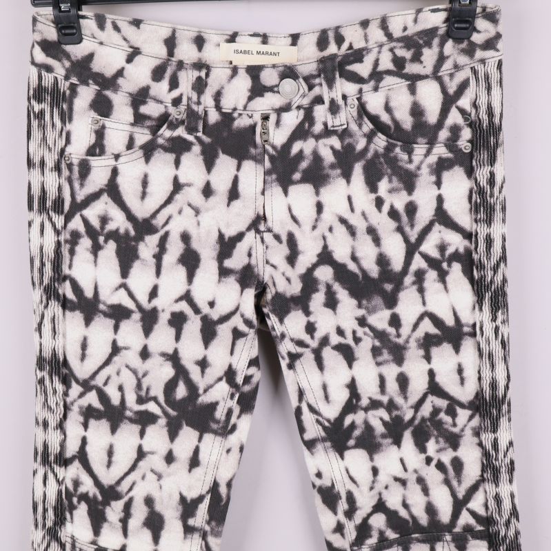 Närbild på byxornas framsida och midja