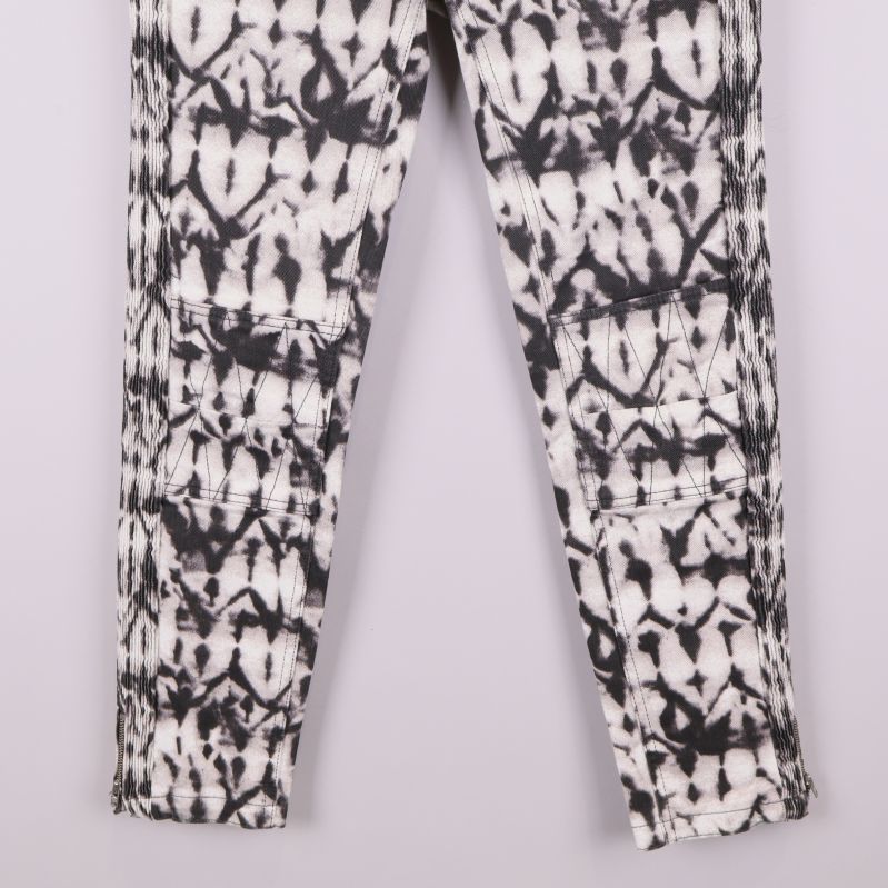 Närbild på byxbenens nedre del och sömmar