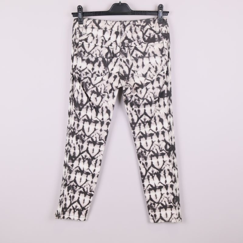 Baksidan av batikmönstrade byxor med fickor