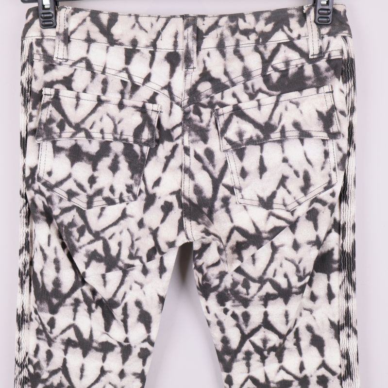 Närbild på bakfickor och sömmar på byxornas baksida