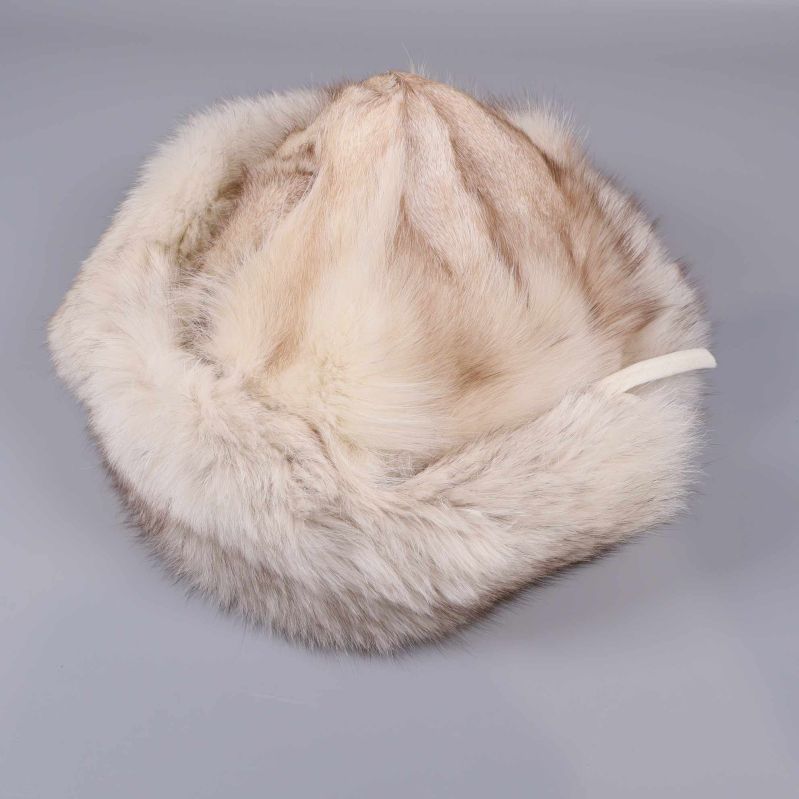 Pälsmössa i mjuk päls med knytband