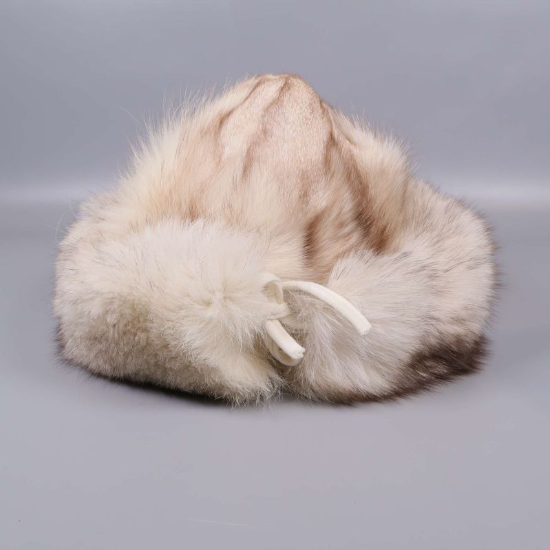 Mössa med päls och synligt knytband