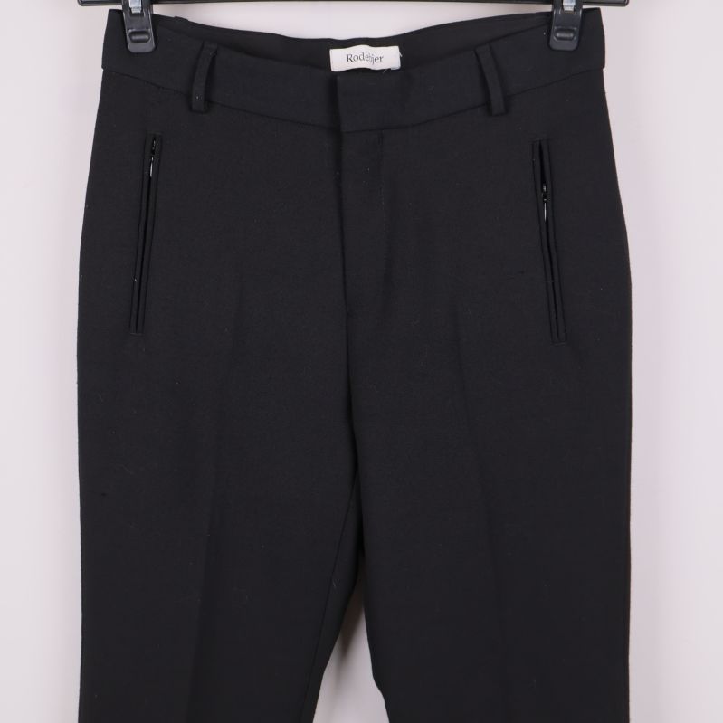 Närbild av byxans midja och dragkedjefickor