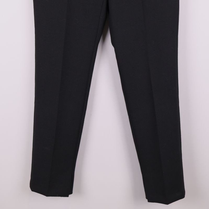 Nedre delen av svarta kostymbyxor med pressveck