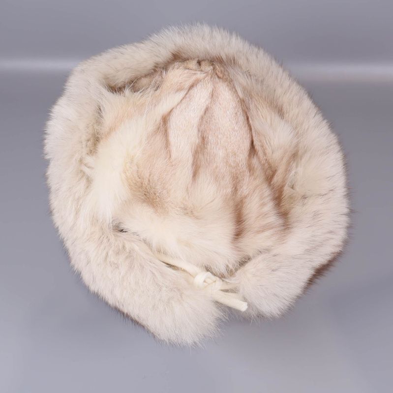 Mössans insida med ljust sidenfoder syns tydligt