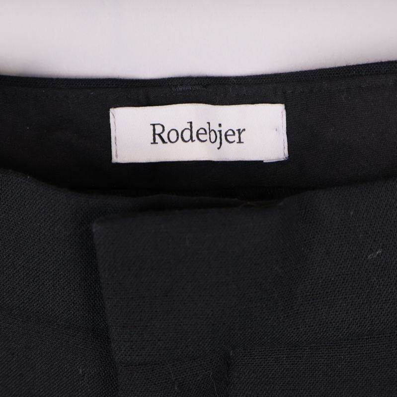 Närbild av Rodebjer-logga på linning