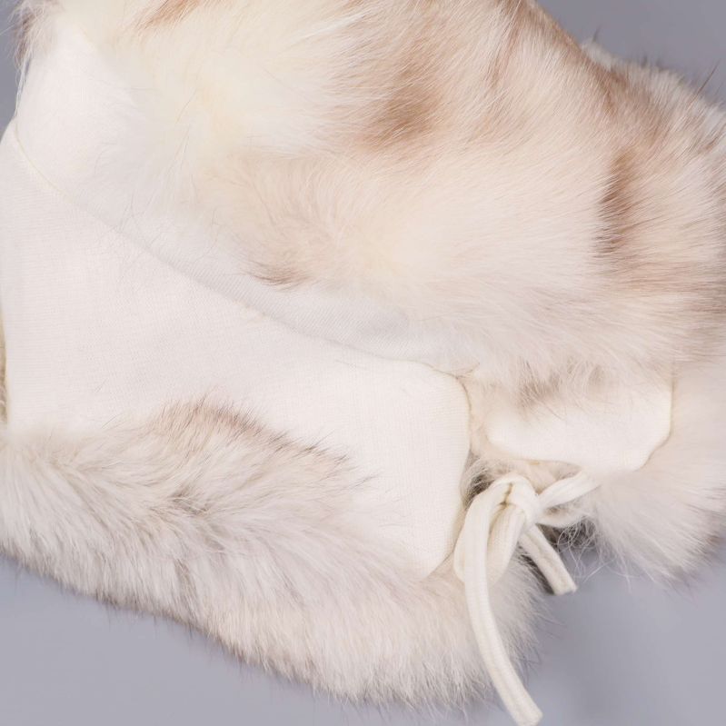 Detalj på pälskant och tyg samt knytband