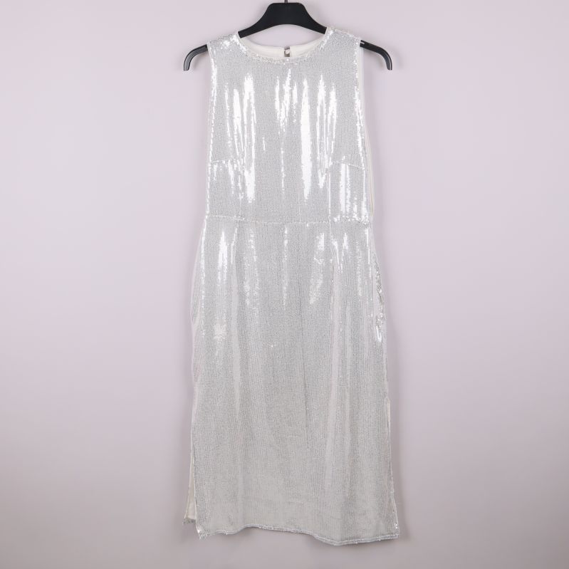 Framsida av ärmlös vit paljettklänning på galge