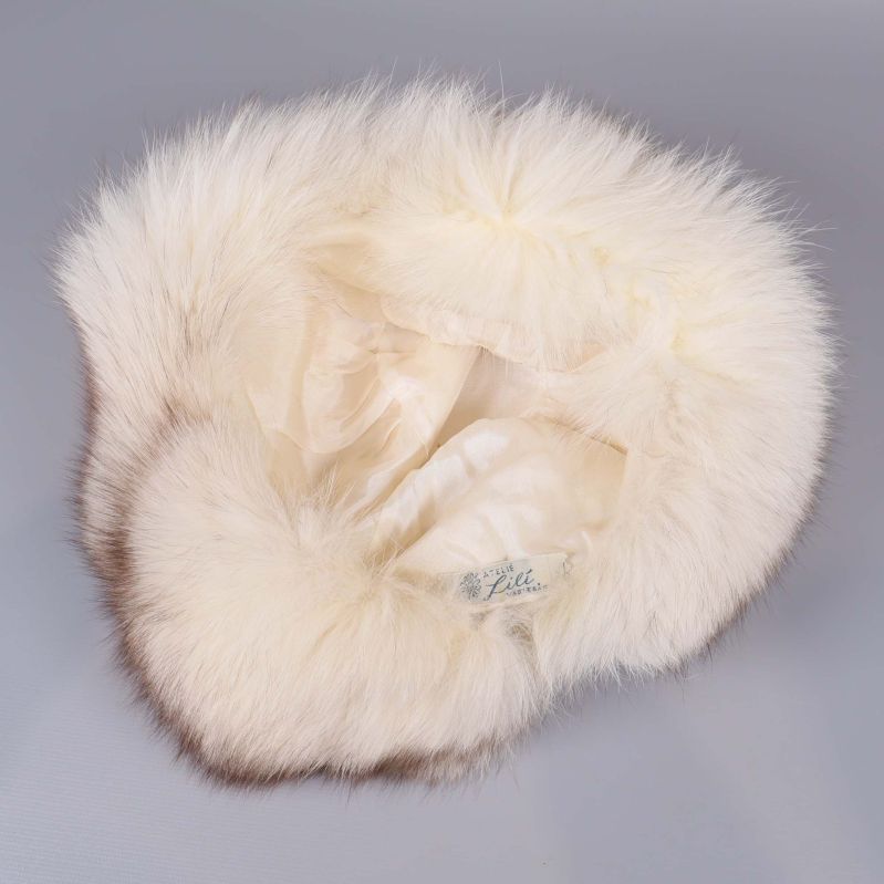 Insidan av mössan med ljust foder och märke