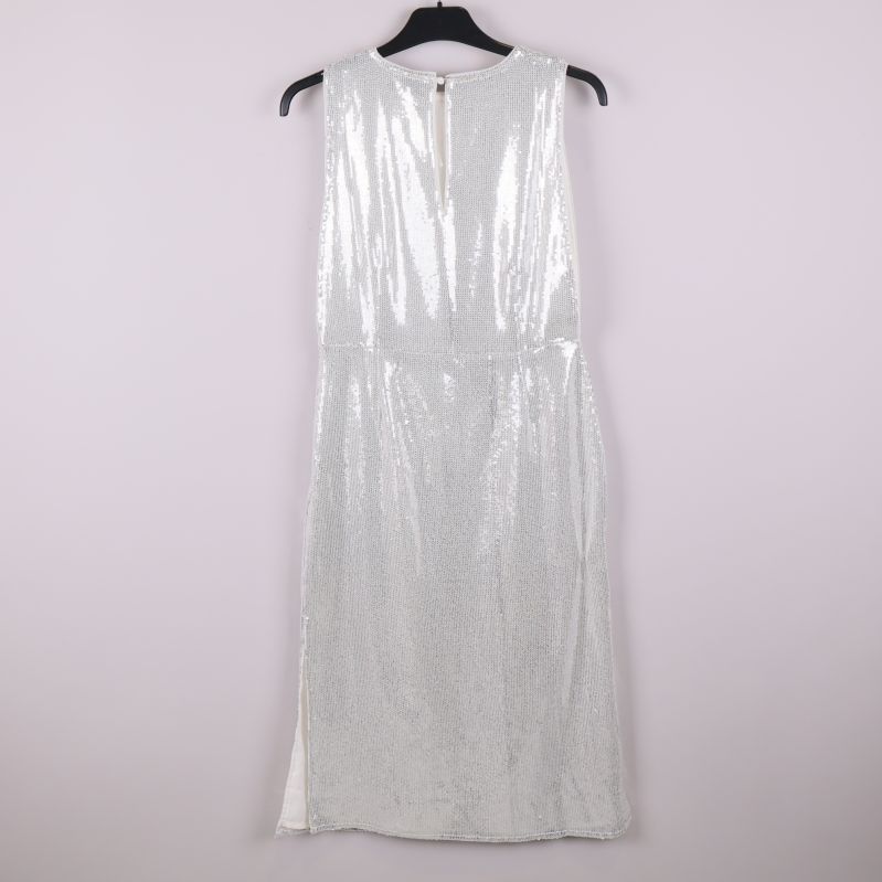Baksida av vit paljettklänning med dragkedja