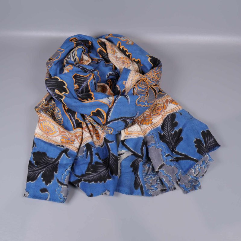 Blommig sjal i blått och orange draperad i mjuka veck