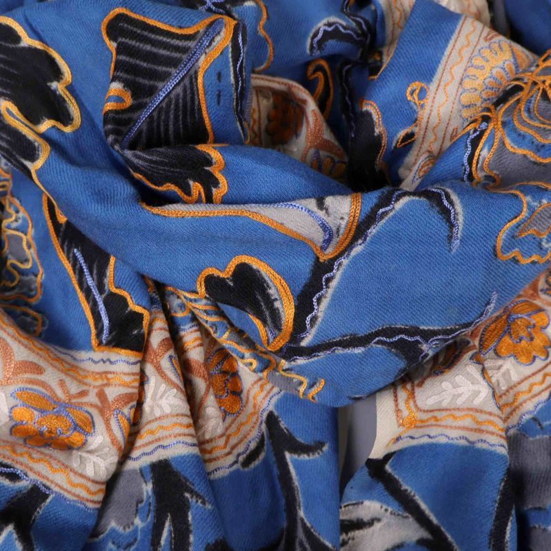 Detaljerad närbild av tyg med blommigt, färgstarkt mönster