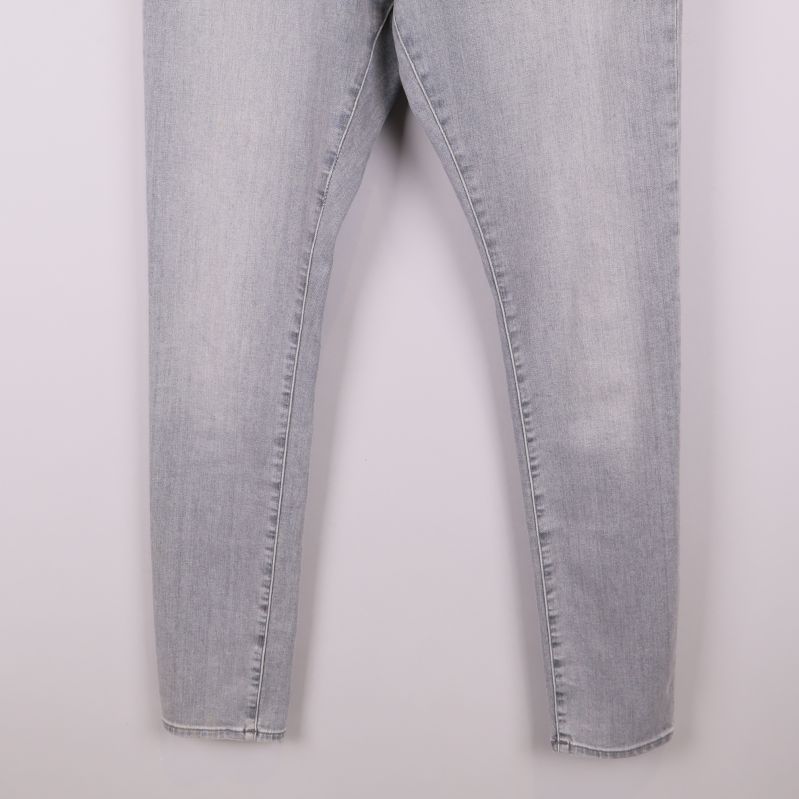 Ben och fåll på grå smala jeans i närbild