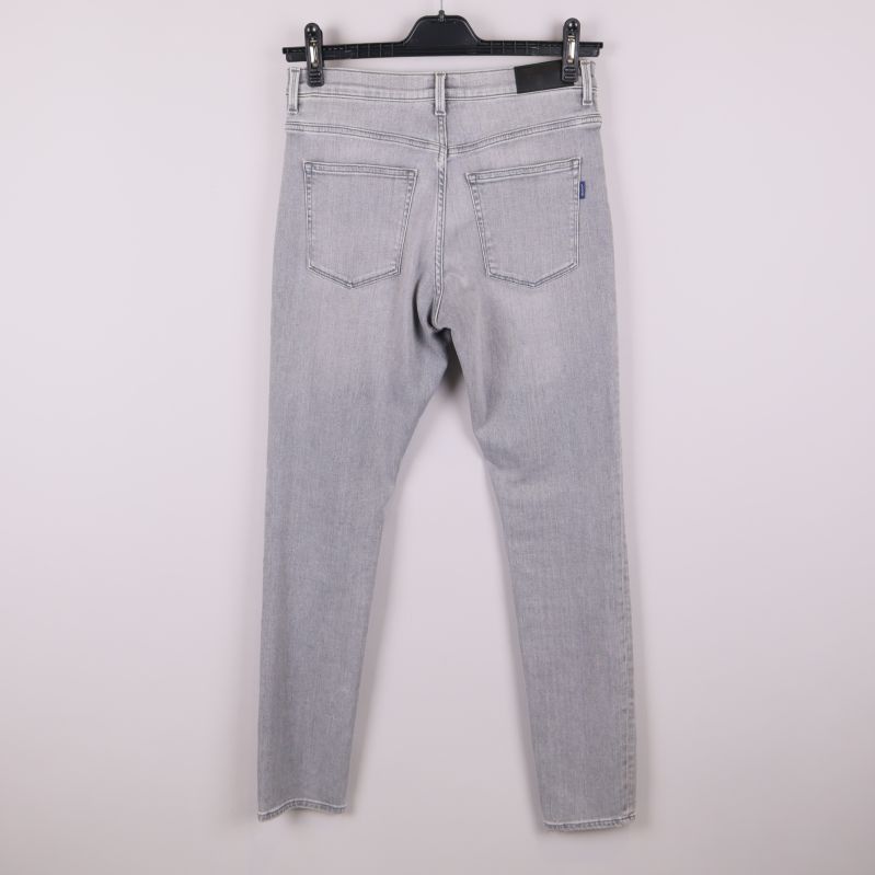 Baksidan av grå jeans med två bakfickor