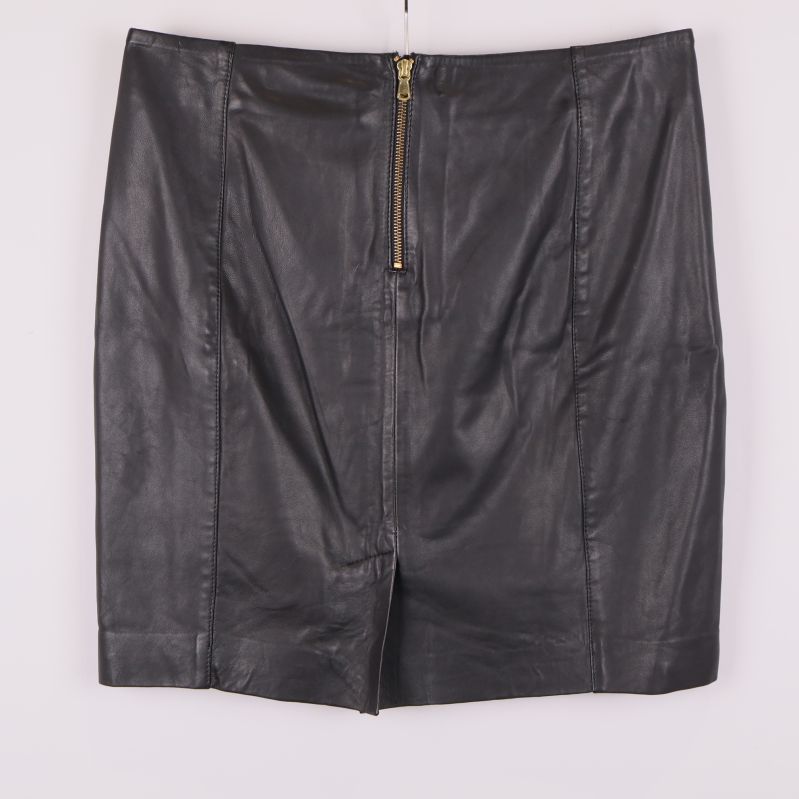 Svart läderkjol med dragkedja bak