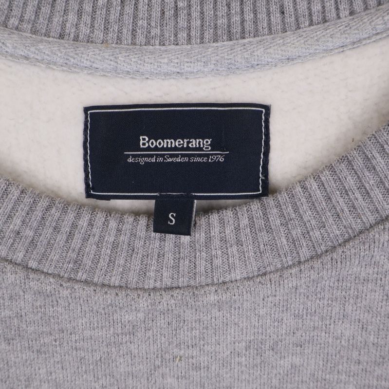 Närbild på Boomerang-märke i halslinning på tröja