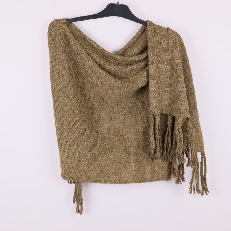 Poncho med fransar liggande över varandra på galge