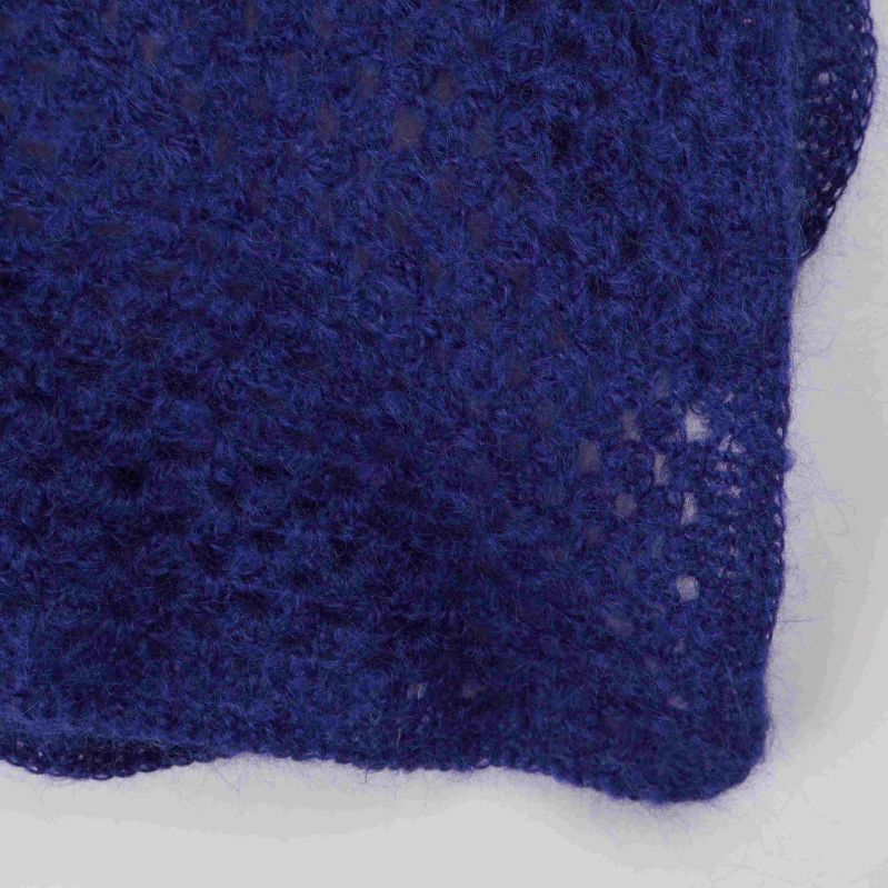 Närbild av hörn på stickad sjal