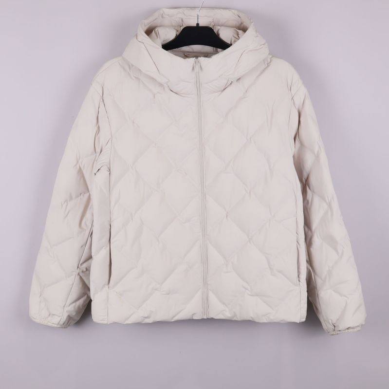 Helbild på ljus quiltad jacka med huva framifrån
