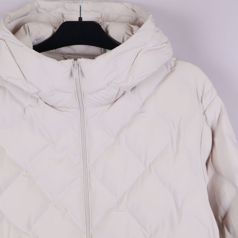 Närbild på övre delen av jacka med quiltat mönster