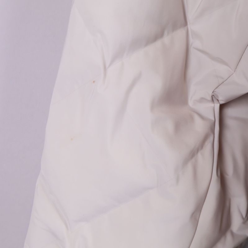 Närbild på ärm med mindre mörka fläckar