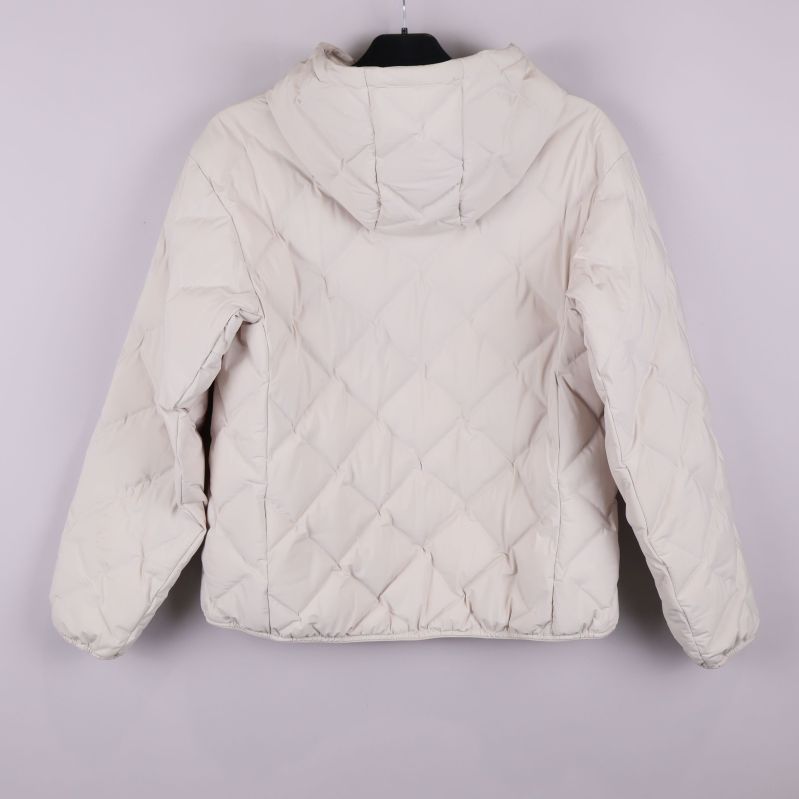 Helbild på ljus quiltad jacka med huva bakifrån