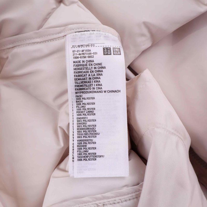 Materialetikett med detaljerade materialangivelser i jackan