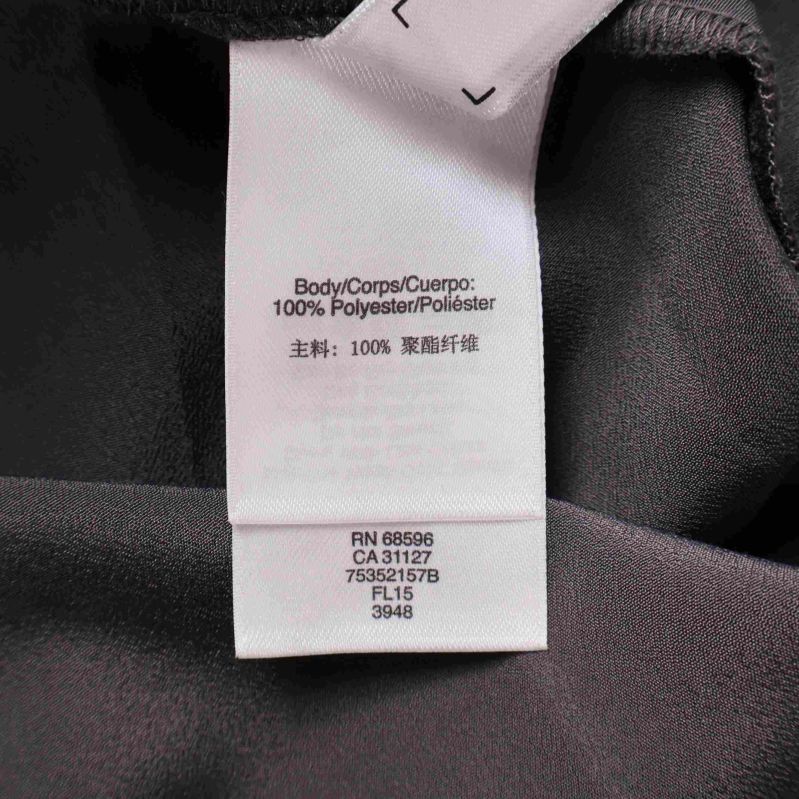 Materiallapp visar 100% polyester på insidan av skjortan