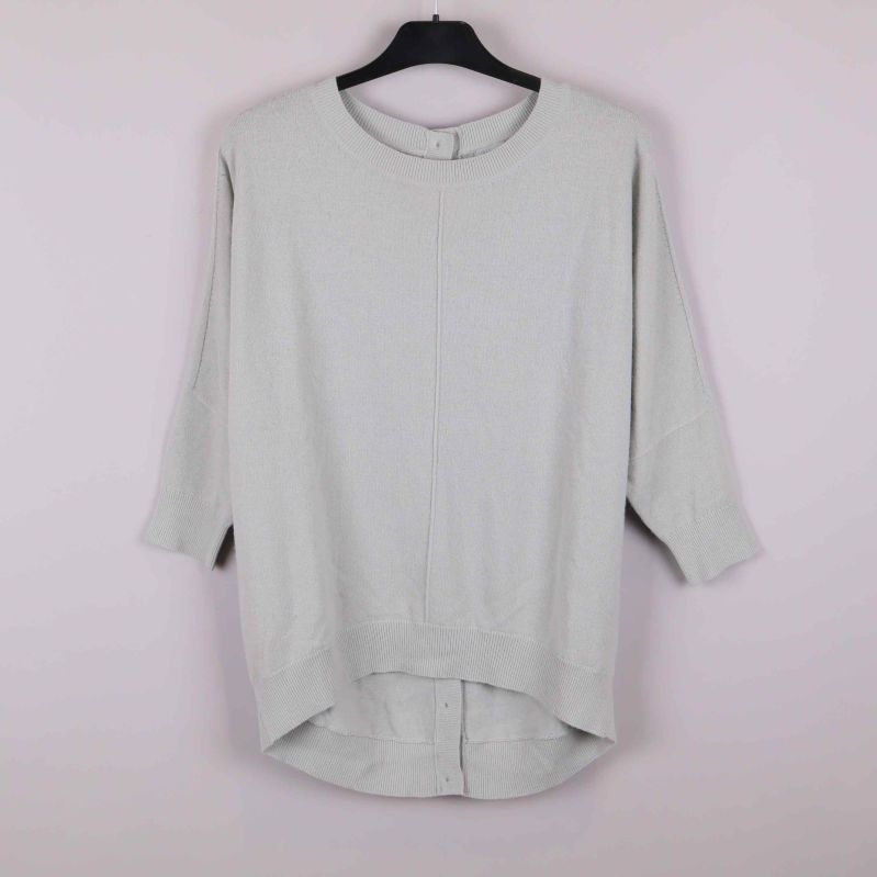 Ljusgrå stickad tröja på galge framifrån