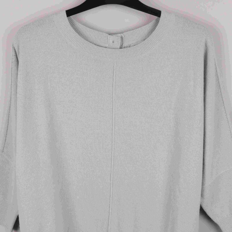 Närbild på tröjans överdel och strukturerad stickning