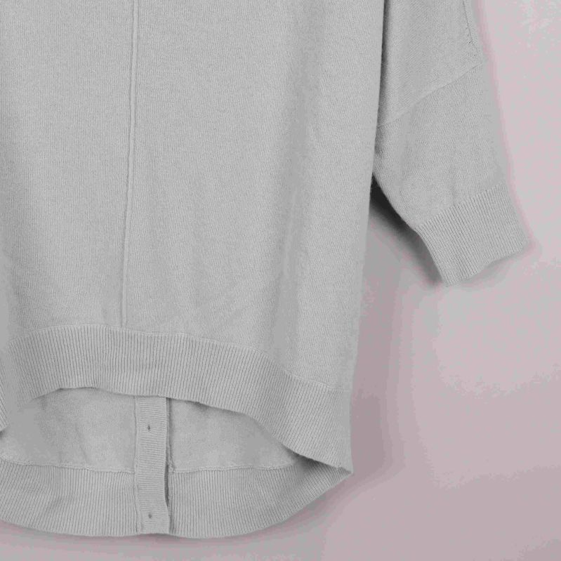 Närbild på tröjans nederkant och ribbmönster