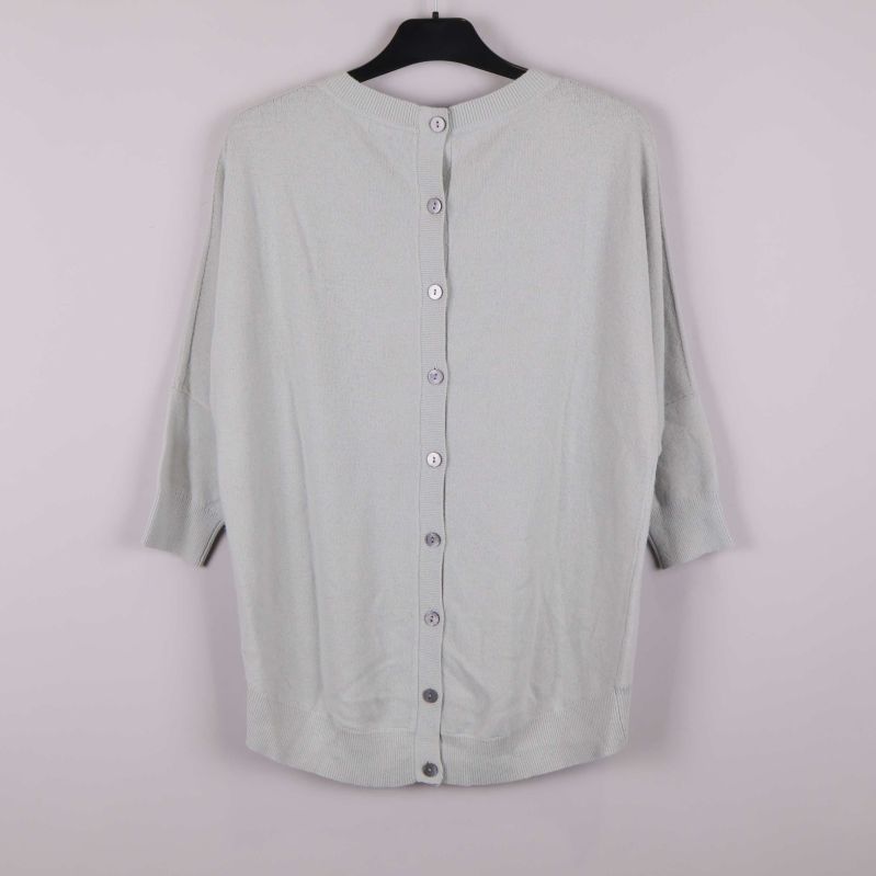 Tröja med knappar längs ryggen visas bakifrån