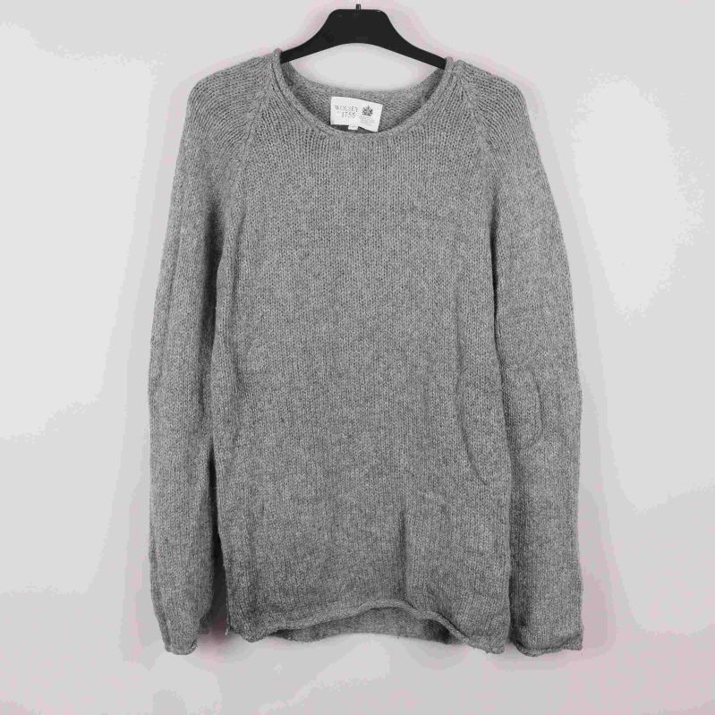 Grå stickad tröja framifrån 