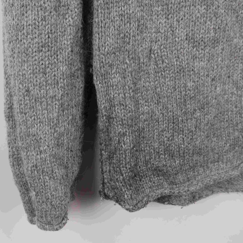 Närbild på tröjans sidokant och stickning