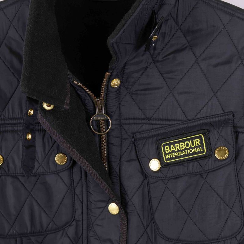 Närbild på krage, etikett och dragkedja med ring