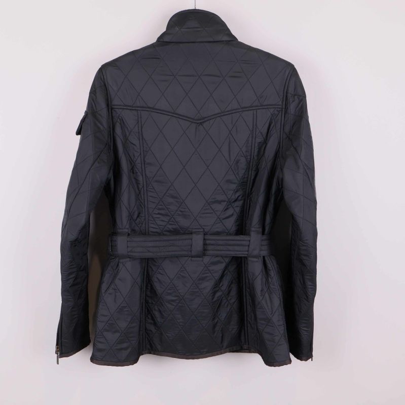 Baksidan av svart quiltad jacka med markerad midja