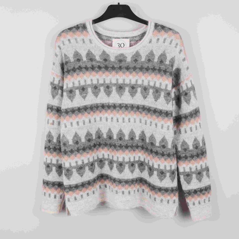 Stickad tröja med grafiskt mönster framifrån 