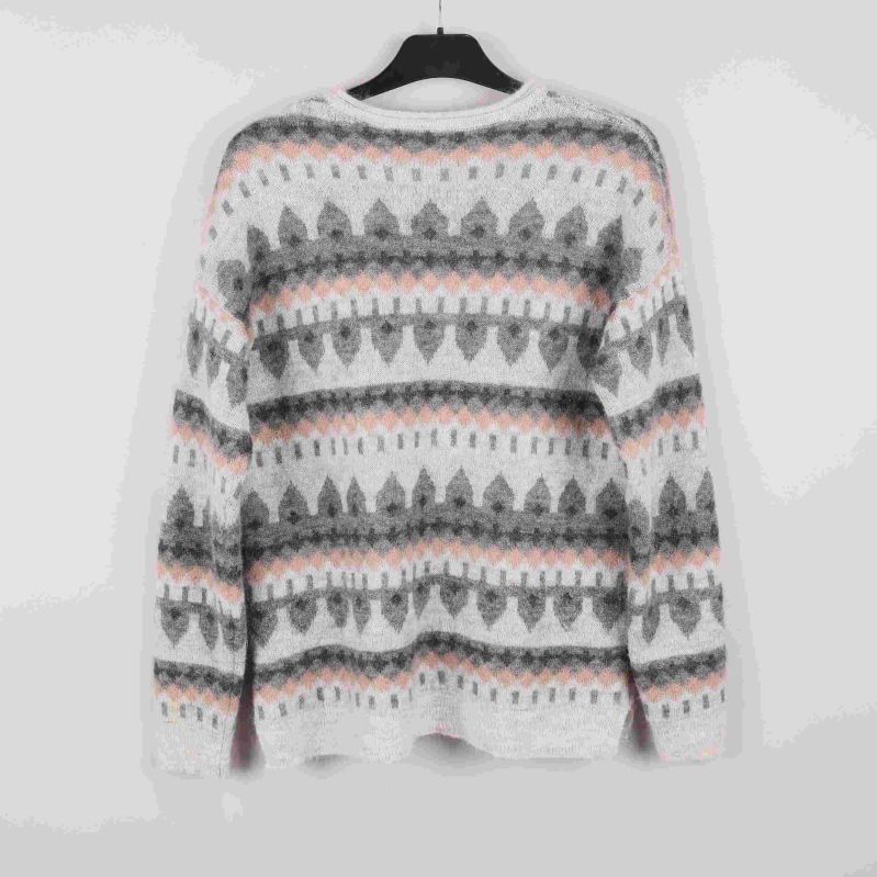 Stickad tröja med grafiskt mönster bakifrån